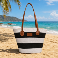 Sac de plage en paille tressée rayé pour femme, sac fourre-tout d'été fait main avec poignées en cuir, sac à bandoulière tendance pour les vacances.