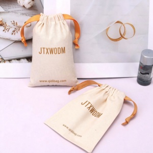 Petit sac en toile de coton blanc épais avec cordon de serrage pour bijoux et maquillage - Product Image 2