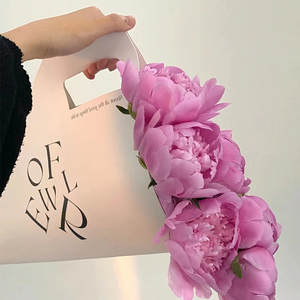 Cono de Papel para Envolver Ramos de Flores con Tipografía Personalizada y Asa Recortada para Floristería, Arreglos Florales y Regalos - Product Image 1