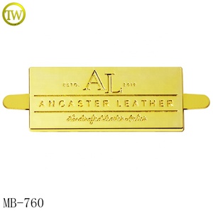 Logo de sac à main en cuir personnalisé Étiquettes métalliques carrées en alliage de <span class=keywords><strong>zinc</strong></span> Plaque d'identification émaillée en métal couleur argent pour porte-monnaie Réduction tarifaire - Product Image 5