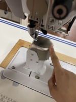 Machine à coudre industrielle à aiguille simple ou double pour la fabrication de chaussures de sport en cuir