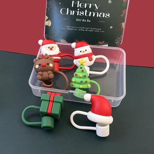 Décorations <span class=keywords><strong>de</strong></span> paille en silicone <span class=keywords><strong>de</strong></span> Noël pour Stanley Cup – 6 designs (Père Noël, Arbre, Renne, Bonhomme <span class=keywords><strong>de</strong></span> neige, Chapeau, Boîte cadeau) – Lot individuel sans BPA - Product Image 6