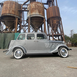 Voiture berline classique argentée, style vintage, quatre portes, idéale pour les visites touristiques - Product Image 5