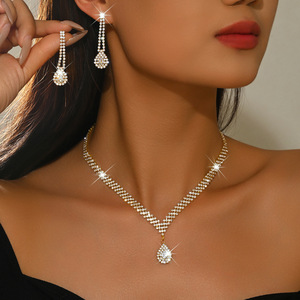 طقم مجوهرات نسائي جديد لعام <span class=keywords><strong>2026</strong></span> من النحاس الخالي من الرصاص، أقراط لامعة وقلادات بحجر الراين على شكل قطرة ماء، طقم للذكرى السنوية - Product Image 2