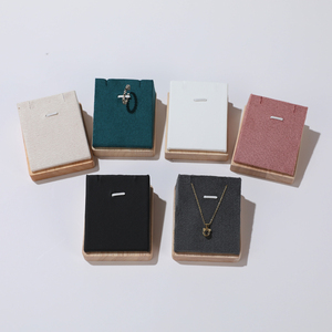 Support de présentation élégant en bois pour colliers, avec surface en cuir PU ou velours, pour la présentation de pendentifs et la vente en boutique de bijoux. - Product Image 4
