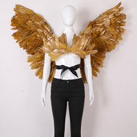 Costume de luxe avec ailes d'ange dorées en plumes, jupe en plumes, tenue de défilé de mode, Halloween, carnaval, performance scénique, cosplay