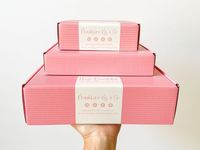 Échantillon gratuit Emballage cosmétique en carton ondulé rose personnalisé Boîte postale recyclable en carton pour cils cosmétiques