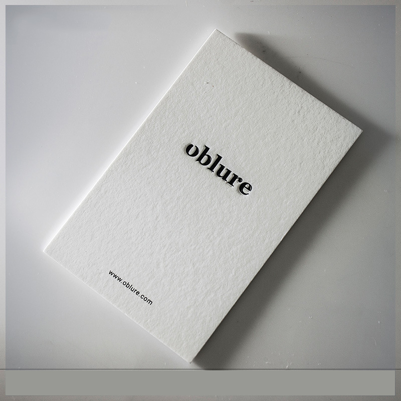 Толстый роскошный картон, индивидуальный дизайн одежды, бумажные подвесные бирки со шнурком/веревкой, бирки на заказ для свадебных открыток