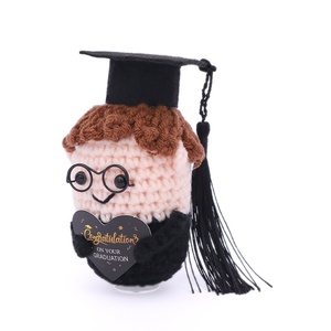Poupées au crochet faites à la main : le cadeau idéal pour la saison des diplômes, transmettant de l'énergie positive et un affection sincère, décoration d'intérieur - Product Image 4