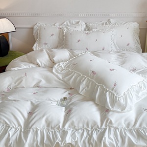 Nuovo Set di Biancheria da Letto di Lusso per il Festival del Commercio di Marzo, Set Copripiumino Personalizzato con Ricamo a Rosa in Cotone Lavato e Pizzo Ondulato per Signore - Product Image 2