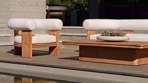 Canapé d'extérieur en teck naturel scellé de style côtier, avec cadre arrondi, pour villa de bord de mer ou complexe hôtelier - Product Image 2