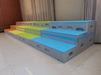 Plateforme de chœur moderne, durable, pliable, réglable en hauteur, à 3 niveaux, en plastique moulé par soufflage, couleur personnalisée, pour salle de musique, école