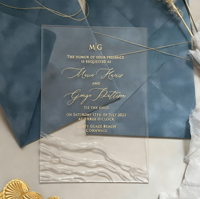 Carte d'invitation de mariage en acrylique sur le thème de l'océan côtier avec texture d'onde 3D, enveloppe en velours bleu poudré serein et sceau de cire en forme de coquille