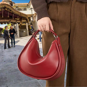 กระเป๋าหนังแท้ทำมือขนาดใหญ่ ลายสานทรงปลาซาร์ดีน สายสะพายไหล่แฟชั่น ใช้งานได้หลากหลาย ทั้งแบบสะพายข้างและสะพายไหล่ เหมาะสำหรับกิจกรรมกลางแจ้ง  ตกแต่งด้วยกระดุม  วัสดุหนังนุ่ม - Product Image 3