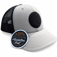Casquette de camionneur personnalisable avec patch amovible, devant structuré gris, dos en maille noire et visière incurvée pour événements extérieurs en gros