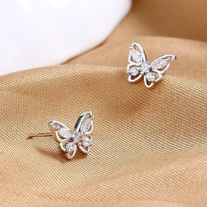 Orecchini a perno a forma di farfalla dolce per donna, accessori per l'orecchio delicati e alla moda per l'uso quotidiano - Product Image 3