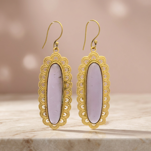 Boucles d'oreilles pendantes en laiton plaqué or 14 carats avec améthyste ovale, sertissage griffe et placage rhodium, design tendance - Product Image 3