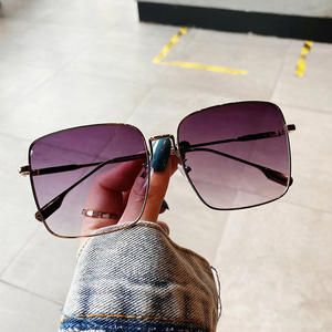 Gafas de Sol Cuadradas Grandes para Mujer Qianai, Montura Dorada, Lentes con Degradado de Aguacate a Rosa, Protección UV400 Tipo 3 - Product Image 4