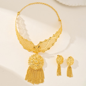 Dubai Messing Vergoldetes Afrikanisches Blumen-Quasten-Schmuckset für <span class=keywords><strong>Saudi</strong></span>-Arabische Frauen Büro/Karriere Halskette Ohrringe Zweiteiliges <span class=keywords><strong>Set</strong></span> - Product Image 3
