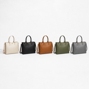 Bolso Tote Estructurado de Cuero Vegano para Mujer con Cierre Magnético, Asas Enrolladas, Herrajes en Oro Mate y Combinación de Colores Personalizada - Product Image 6