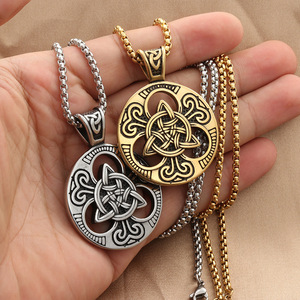 Yunnique Collier avec pendentif en forme de nœud géométrique en acier inoxydable pour homme, style punk rétro - Product Image 2