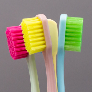 Cepillo de dientes de alta densidad con 6000 cerdas de colores, ultra suave, de nailon, manual, para uso doméstico en adultos. - Product Image 1