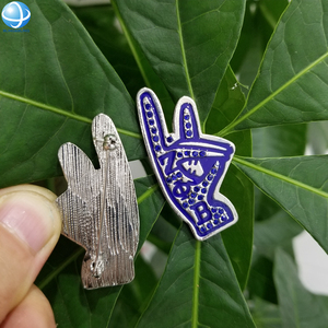 Broche ZPB tendance pour sororité, motif geste du doigt bleu, avec émail bleu et strass, idéale comme cadeau pour vêtements féminins - Product Image 3