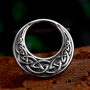 قلادة عنق رجالي ونسائي من الإستانلس ستيل, قلادة عنق رجالي ونسائي من الإستانلس ستيل على شكل القمر موديل 2023 ، قلادة على شكل قمر من الإستانلس ستيل - Product Image 4