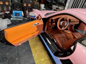 Kit de Reequipamiento Interior Deportivo en Color Naranja Marrón Vibrante para Porsche Boxster/Cayman, Paneles de Puerta en Alcántara y Cuero - Product Image 1