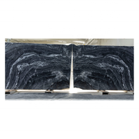 Marbre noir Orion, grandes dalles et carreaux avec veines, solutions pour projets, comptoirs, tables, finition polie ou huilée, design moderne, décoration intérieure