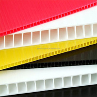 Usine de production vend des panneaux ondulés en plastique PP 4*8, épaisseur 2-7 mm, recyclables, ignifuges, pour rembourrage et cloisons.