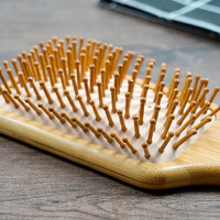 Grande brosse à cheveux naturelle carrée et ovale en bois pour le massage du cuir chevelu.