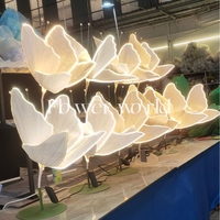 Lustre de scène de mariage style européen avec ailes de papillon lumineuses, en métal et PVC, pour décoration de plafond artistique et photographie suspendue sur scène en T