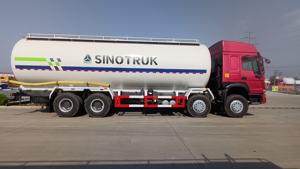Camión Cisterna SINOTRUK 8*4 Personalizable, 35000L, Vehículo de Transporte de Líquidos Inflamables, Camión de Combustible, Vehículo de Transporte Industrial - Product Image 3