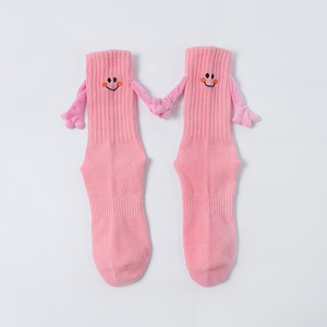 Chaussettes magnétiques pour chaussettes à tube moyen mignonnes et amusantes Chaussettes colorées main dans la main - Product Image 2