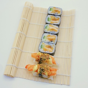 Gadget de cuisine non électrique <span class=keywords><strong>pour</strong></span> rouleaux de <span class=keywords><strong>sushi</strong></span> faits <span class=keywords><strong>maison</strong></span>, <span class=keywords><strong>kit</strong></span> de tapis à rouler les sushis en bambou avec cuillère à riz - Product Image 5