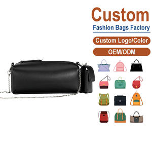 Bolso bandolera de cuero de grano completo liso – Correa de cadena con acabado brillante, incluye un mini bolso decorativo, perfecto para el uso diario - Product Image 1