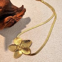 Collier, bague et boucles d'oreilles tendance en acier inoxydable plaqué or avec un grand pendentif en forme de fleur pour femmes