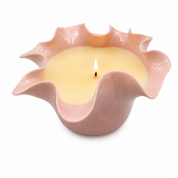Bougie décorative en cire de soja botanique, élégante, rose vif, en porcelaine, à bord festonné, pour centre de table de Noël.