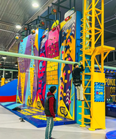 Une structure multi-niveaux d'installations de divertissement combinées pour enfants offre des expériences de mouvement complètes