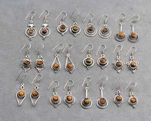 Boucles d'oreilles pendantes uniques en alliage de laiton massif avec pierre œil de tigre, design chic et bohème pour femmes, bijoux de créateur. - Product Image 1