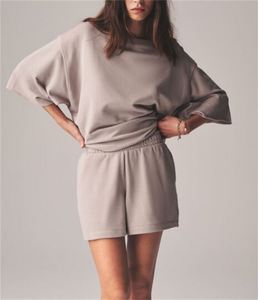 Conjuntos cortos informales de gran tamaño para mujer con logotipo personalizado OEM, conjuntos de 2 piezas de Camiseta corta cuadrada sólida de algodón y pantalones cortos - Product Image 1