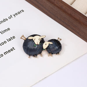 Broche vintage plaquée or en forme de mouton, bijou en alliage, idéale pour les cadeaux, les fêtes, les mariages et les fiançailles - Product Image 2