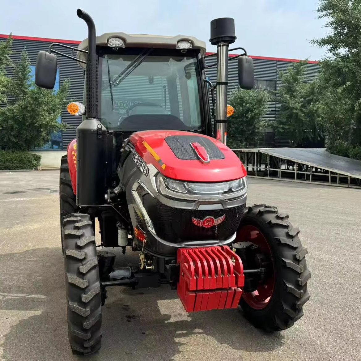 Фабрика OEM 100-120 л.с. 4WD сельскохозяйственный трактор большой мощности 4WD сельскохозяйственный трактор с фирменным двигателем и кабиной