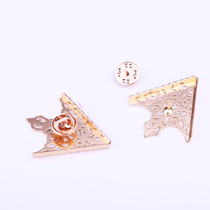 男性用ヴィンテージパターントライアングルカラーピンアクセサリー中空ブローチバッジ - Product Image 6