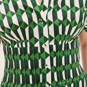 Europa y Estados Unidos, Nueva Colección 2025, Blusa de Alta Gama con Estampado Geométrico, Cintura Plizada, Cuello en V, Botones, Corta, Talla S - Product Image 3