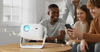 Proyector de Video para Cine en Casa Vidaa-TV System Oficial, 500ANSI Lúmenes, Nativo 1080P, Compatible con 4K, Mini Soporte, Pantalla Grande