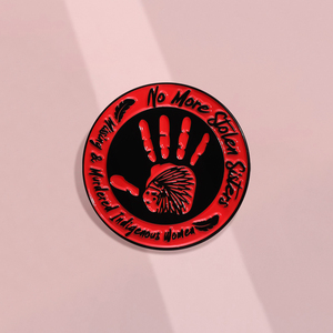 Plus de broches en émail de soeurs volées Broches en métal de dessin animé de palmier rouge Femmes autochtones disparues et assassinées Insigne de revers de puissance - Product Image 2