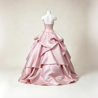 Robe de soirée romantique rose poudré sans bretelles en satin fluide, avec corset intégré et drapage 3D, idéale pour le bal de promo et les réceptions de mariage
