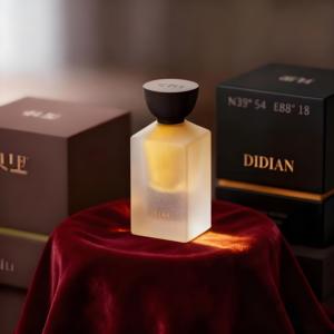 Flacons de parfum en verre rectangulaires givrés vides de 30 ml et 50 ml avec logo personnalisé en or estampé, col à sertir de 15 mm - Product Image 1